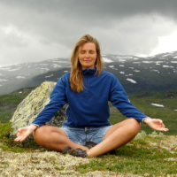 Denise meditierender Sitz im Hintergrund Berge