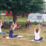 17. Juni 2023 Technik-Treffen in Thierbaum, Yoga praktizierende auf Matten auf der Wiese
