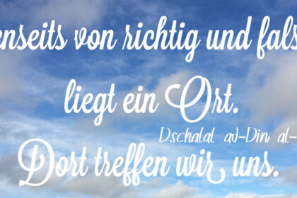Hochebene mit blauem Himmel und Zitat